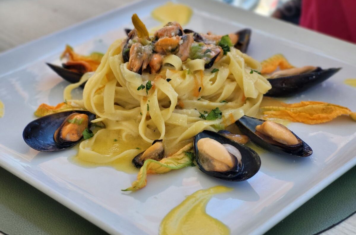 Fettuccelle con cozze e fiori di zucca: il nuovo gioiello dello chef Andrea