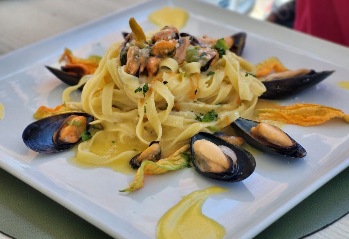 Fettuccelle con cozze e fiori di zucca servite al ristorante di mare Boccuccia di Rosa a Napoli